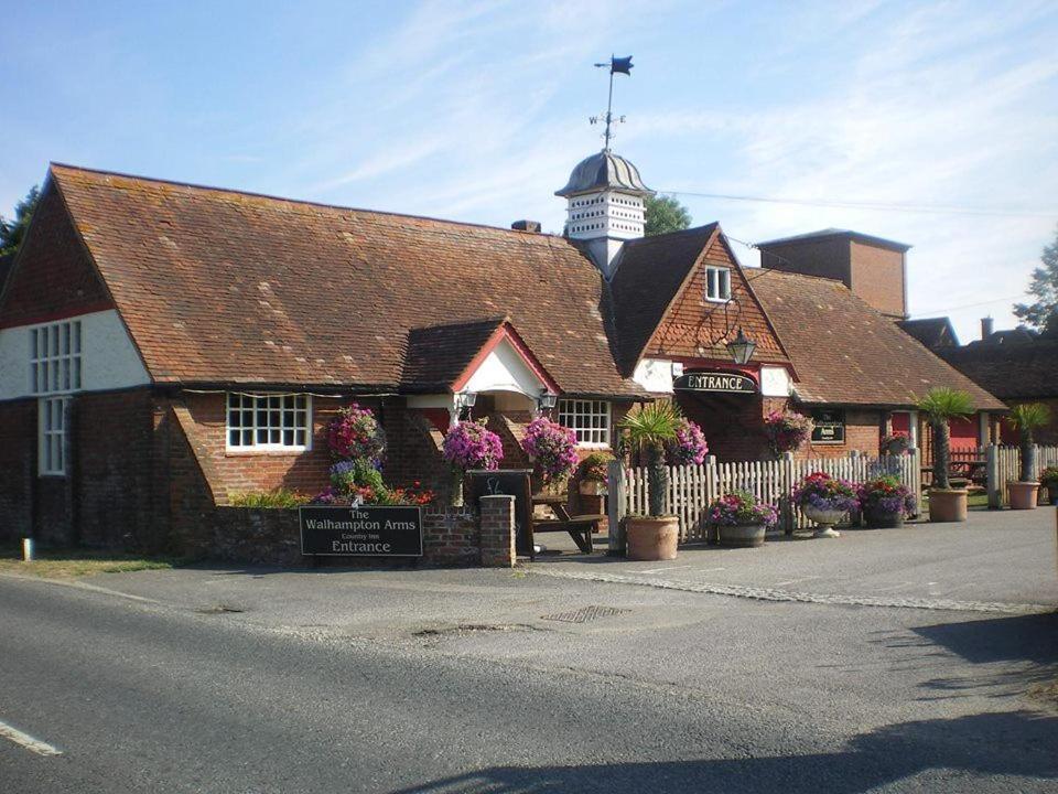The Walhampton Arms Acomodação com café da manhã Lymington Exterior foto